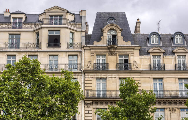Francia, VIII arrondissement di Parigi, stazione della metropolitana Champs-Elysees Clemenceau, facciate degli edifici Haussmanniani sul viale George Vfa — Foto stock