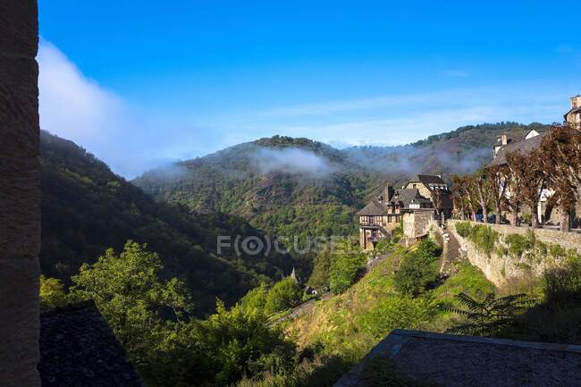 Europa, Francia, Midi-Pirenei, Aveyron, Conques, Sainte-Foy, Saint James way, vista sul villaggio — Foto stock