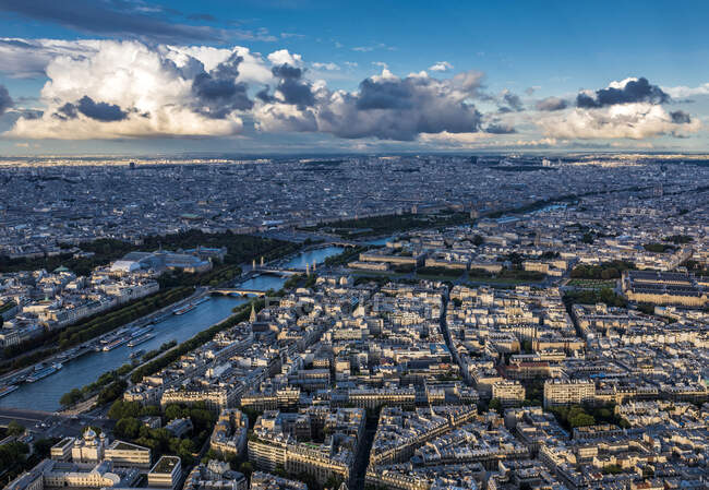 Francia, distrito 7 de París, vista desde la Torre Eiffel hacia el noreste (explanada de los Inválidos, río Sena, Iglesia Americana en París) - foto de stock