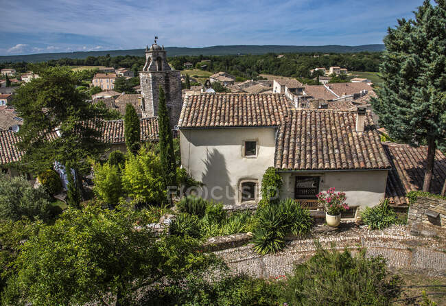 Francia, Provenza, Drome, Grignan, vistas a los tejados y al campanario (Plus Beau Village de France - El pueblo más hermoso de Francia) - foto de stock