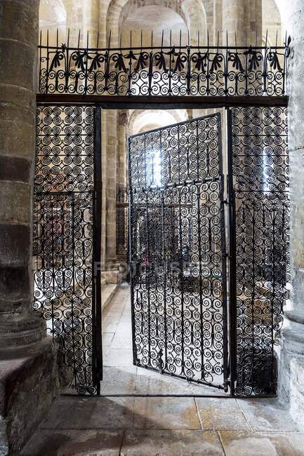 Europa, Francia, Mediodía-Pirineos, Aveyron, Conques, Sainte-Foy, Camino de Santiago, interior de la iglesia, puerta de entrada de hierro forjado - foto de stock