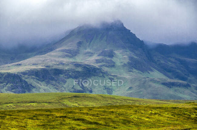 Europa, Gran Bretaña, Escocia, Hébridas, Isla de Skye, paisaje montañoso de la península de Trotternish - foto de stock