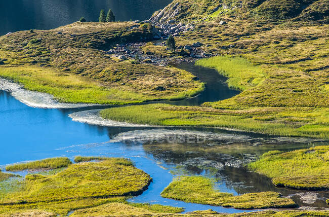 Francia, Pirineos Ariegeoises Parque Natural Regional, Bassies lagos, meandro del arroyo - foto de stock