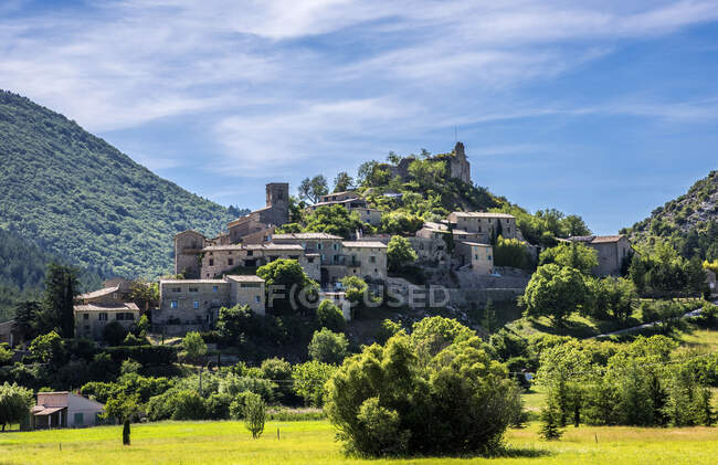 França, Vaucluse, povoado empoleirado de Brantes com vista para os vestígios do seu castelo medieval — Fotografia de Stock