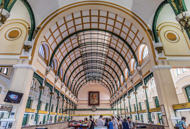 Vietnam, Ho Chi Minh (Saigon), intérieur de la Poste Centrale (structure en acier de l'atelier Eiffel, XIXe siècle)) — Photo de stock