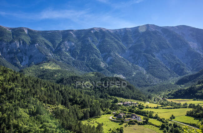 França, Vaucluse, Brantes, vale do Toulourenc (fazendas la Frache e Bernards) no sopé da encosta norte do Mont Ventoux — Fotografia de Stock