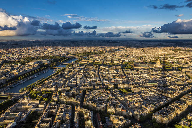 France, 7ème arrondissement de Paris, vue depuis la Tour Eiffel (esplanade et Dôme des Invalides, Seine) — Photo de stock