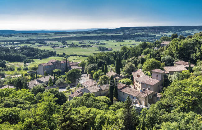France, Vaucluse, plunging view over the perched village of Seguret (Plus Beau Village de France - Most Beautiful Village of France) (Camino de Santiago) and the Rhone valley — Stock Photo