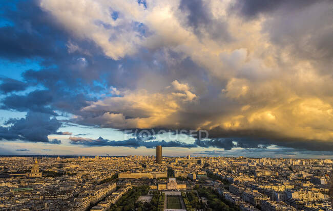 France, Paris, view from the Eiffel Tower (Champ de Mars and tour Montparnasse) — Stock Photo