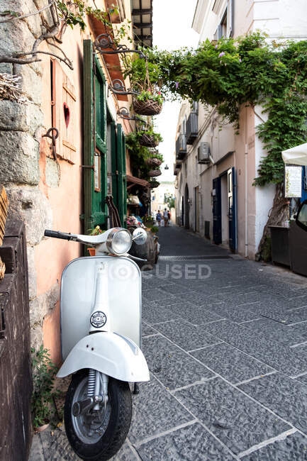 Vista de un icónico scooter italiano en un callejón, Ischia, Golfo de Nápoles, región de Campania, Italia - foto de stock