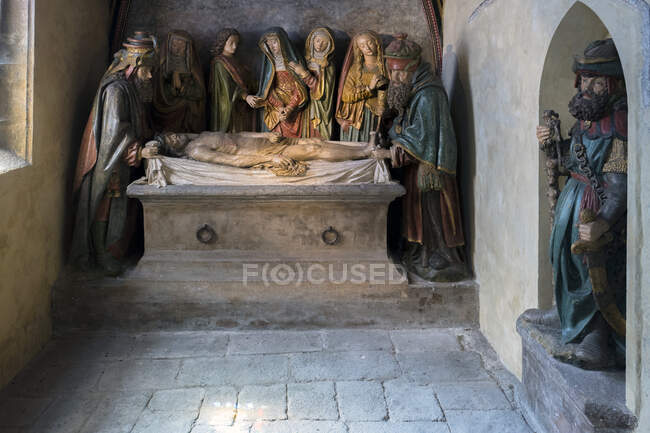 Europa, Frankreich, Auvergne-Rhone-Alpes, Cantal, Skulpturengruppe, die das Begräbnis Jesu darstellt (15. Jahrhundert)) — Stockfoto