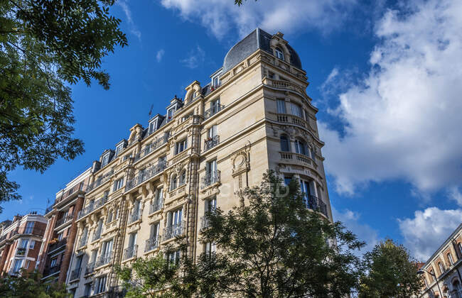 France, Paris, 13ème arrondissement, quartier de La Gare, immeuble haussmannien, 48 rue Tolbiac — Photo de stock