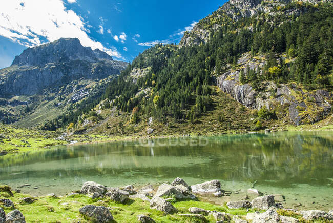 Francia, Parque Nacional de los Pirineos, Occitanie, Val d 'Azun, lago Suyen (a 1535 metros alt.) en las Arrens dio (río torrencial) - foto de stock