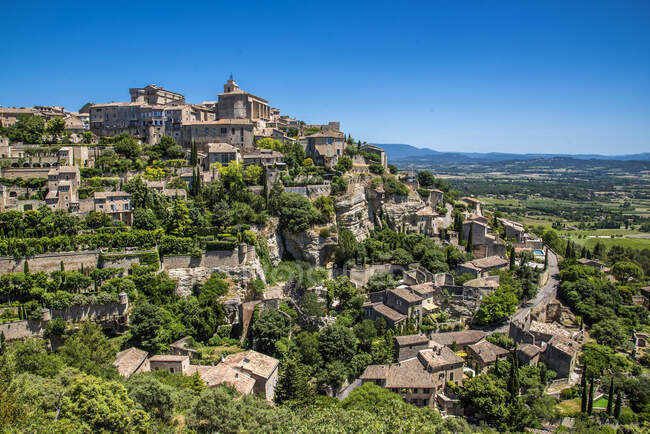 Francia, Vaucluse, pueblo encaramado de Gordes (el pueblo más hermoso de Francia)) - foto de stock