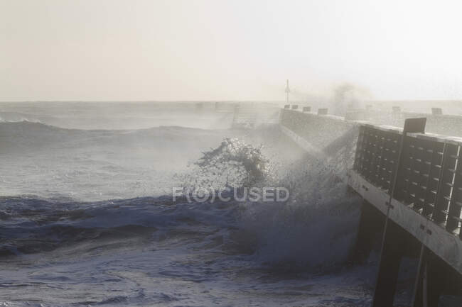 França, Saint-Jean-de-Monts, 85 anos, tempestade no cais — Fotografia de Stock