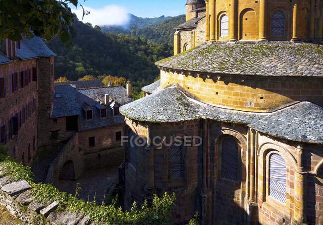 Europa, Francia, Mediodía-Pirineos, Aveyron, Conques, Sainte-Foy, Camino de Santiago, ábside de la iglesia - foto de stock