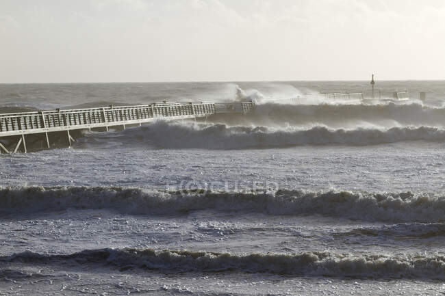 Francia, Saint-Jean-de-Monts, 85 anni, tempesta al molo — Foto stock