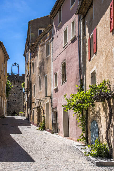 França, Drome, Parque Regional de Baronnies provencales, vila medieval empoleirada de Montbrun-les-Bains, beco (Plus Beau Village de France — Fotografia de Stock