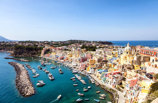 Vista de la bahía de Procida, Golfo de Nápoles, Región de Campania, Italia - foto de stock