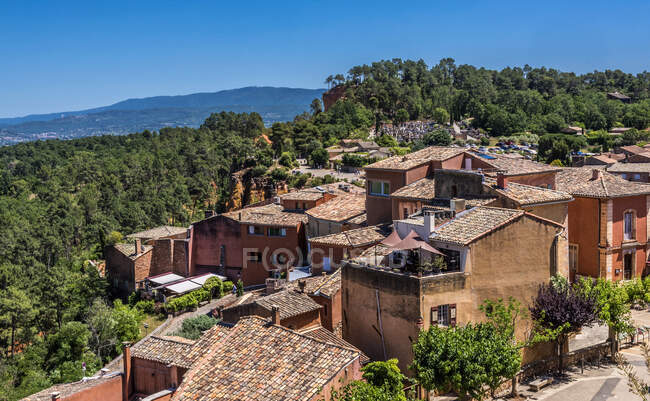 Francia, Vaucluse, veduta generale del villaggio di Roussillon (Plus Beaux Villages de France - I più bei villaggi della Francia) — Foto stock