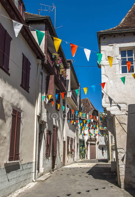 Estreita rua delimitada por casas tradicionais, França, Pirinéus-Atlantiques, Salies-de-Bearn — Fotografia de Stock