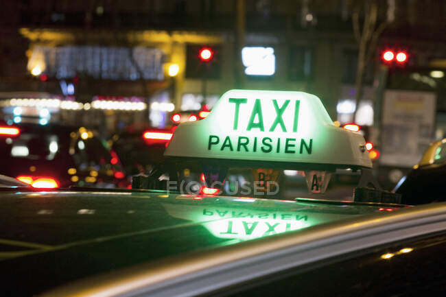 France, Paris, 3rd arrondissement, Place de la Republic, taxi satation, by night in winter. — стоковое фото