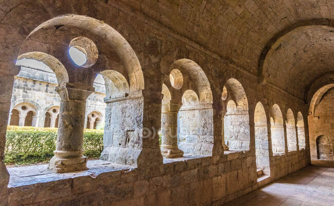 France, Provence-Alpes-Cote-d'Azur, Var, cloister of the cistercian abbey of the Thoronet — Stock Photo