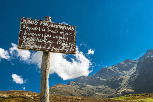 França, Parque Nacional dos Pirinéus, Altos Pirinéus, Montanha Hautacam, assinam que as pessoas devem respeitar o ambiente — Fotografia de Stock