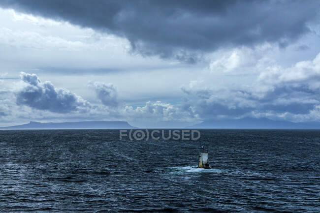 Europa, Gran Bretaña, Escocia, Hébridas, boya de la marca del mar en la ruta del ferry entre Mallaig y Ardvasar (Isla de Skye) - foto de stock
