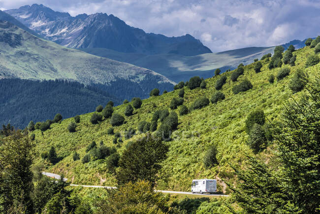 Francia, Altos Pirineos, Col d 'Aspin (1489 metros de altura) entre el Vallee d' Aurre y el Vallee de Campan, descenso hacia Payolle - foto de stock