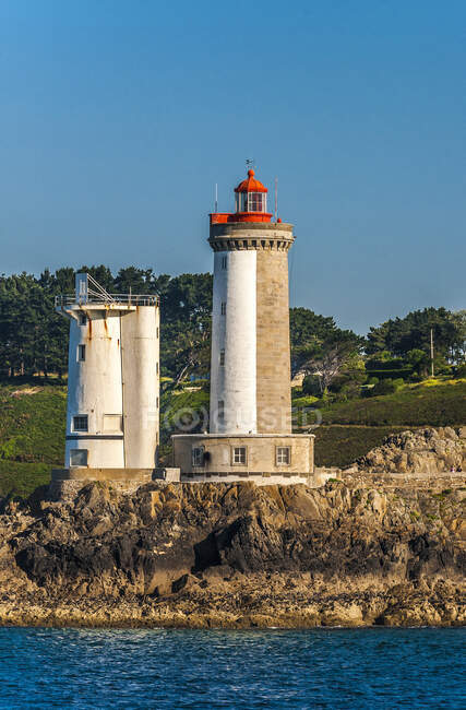 Francia, Bretagna, Goulet de Brest, Plouzane, Petit Minou faro (1848) e vecchia torre radar del semaforo della marina nazionale (campo militare) — Foto stock