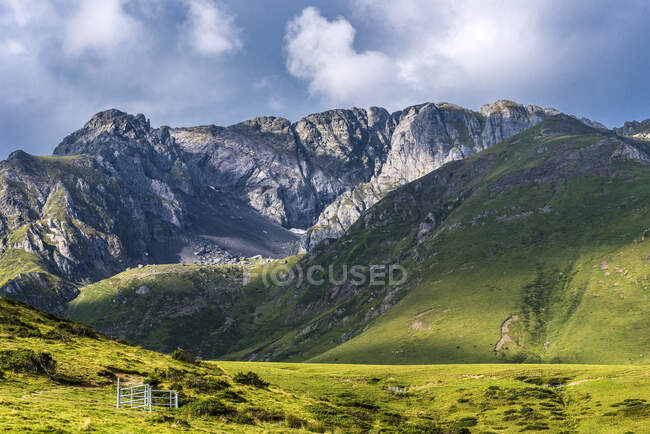 France, Hautes-Pyrénées, col de la Hourquette d'Ancizan (1564 mètres), entre la Vallée d'Aure et la Vallée de Campan, zone pastorale — Photo de stock