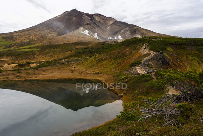 Lago di montagna nel parco nazionale di Daisetsuzan, prefettura di Hokkaido, Giappone — Foto stock