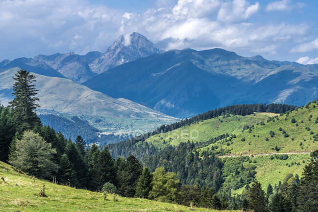 Франція, Hautes Pyrenees, Col d'Aspin (1489 метрів у висоту) між Vallee d'Aure і Vallee de Campan, вид на Pic du midi de Bigorre. — стокове фото