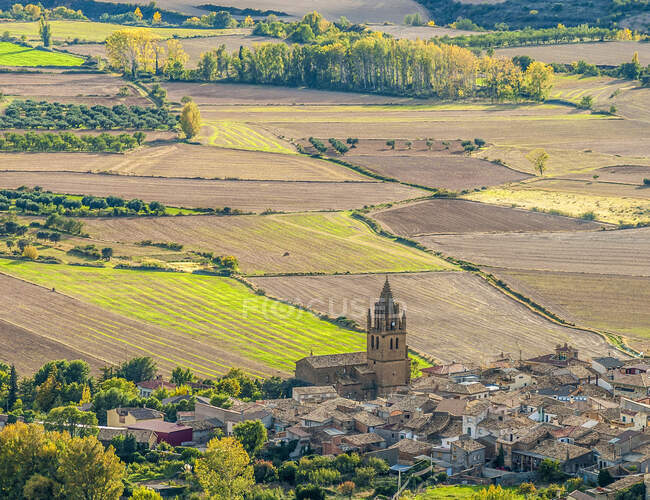 España, Comunidad Autónoma de Aragón, provincia de Huesca, llanura agrícola de Loarre, municipio de Loarre. - foto de stock