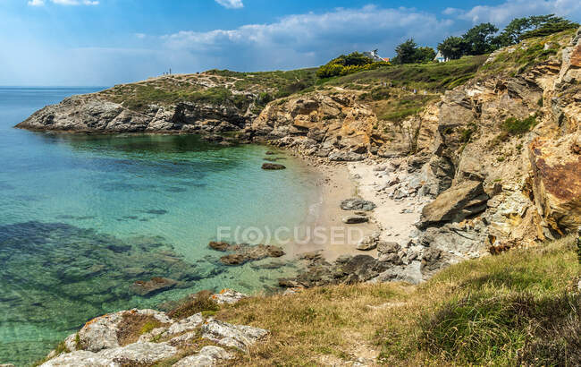 Francia, Bretaña, Península de Rhuys, Saint-Gildas-de-Rhuys, una cala en la orilla del océano - foto de stock