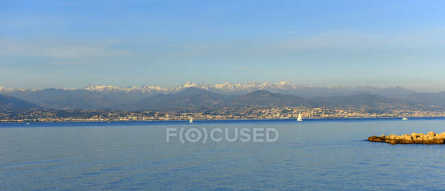 Francia, la Riviera Francesa, la costa de la ciudad de Antibes - foto de stock