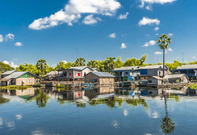 Asia, Camboya, Lago Tonl Sap (Reserva de la Biosfera de la UNESCO), pueblo flotante. - foto de stock