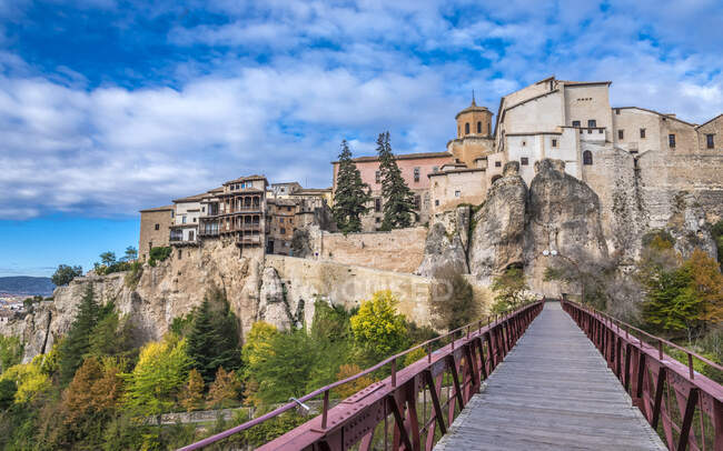 Espanha, comunidade autónoma de Castela - La Mancha, cidade de Cuenca, ponte de San Pablo e cidade velha na ponte (Património Mundial da UNESCO) (Vila mais bonita da Espanha) — Fotografia de Stock