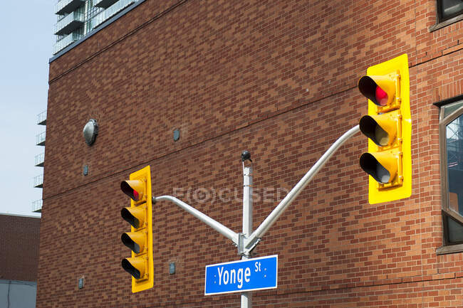 Ampel auf der Yonge Street die längste im ganzen Land, Toronto, Ontario, Kanada — Stockfoto