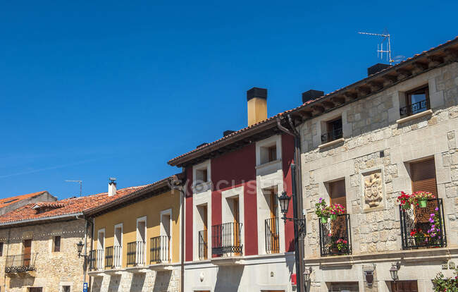 Spagna, Comunità autonoma di Castiglia e Leon, provincia di Burgos, storico villaggio di Silos, case tradizionali — Foto stock