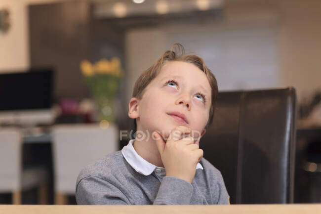 Portrait d'un jeune garçon — Photo de stock