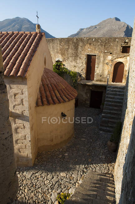 Hinter der Mauer des von Hügeln umgebenen Klosters, Preveli, Kreta, Griechenland — Stockfoto