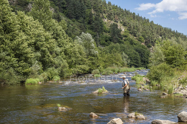 Auvergne, Rodano-Alpi, Alta Loira, Pesca a mosca nella valle dell'Alta Loira — Foto stock