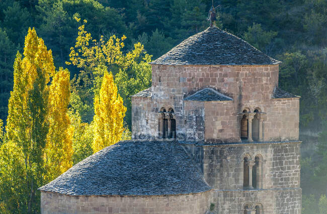 Spain, Pyrenees, Autonomous Community of Aragon, Sierra de San Juan de la Pena, village of Santa Cruz de la Seros, Saint Mary church (11th century) (Way of St. James) (Historical Monument) — Stock Photo