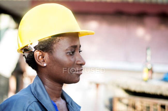 Porträt einer jungen Arbeiterin an ihrem Arbeitsplatz. — Stockfoto
