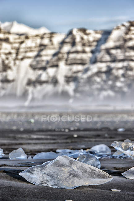 Islande. Région sud-est. Jokulsarlon. Bloc de glace échoué sur la plage volcanique. — Photo de stock