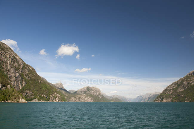 Fjordlandschaft vom Kreuzfahrtschiff aus, Lysefjord, Norwegen — Stockfoto