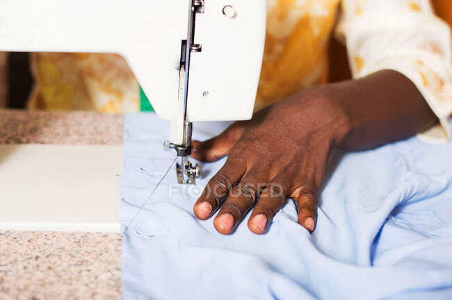 Nahaufnahme der Hand der Frau hinter einer Nähmaschine. — Stockfoto