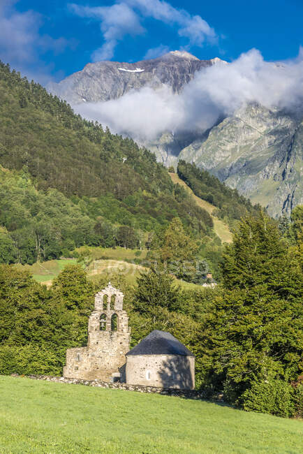 França, Hautes-Pirenéus, Vallee d 'Aurec, Aragnouet Le Plan, Capela Notre Dame de l' Assomption, também conhecida como Chapelle des Templiers (Chapelle des hospitaliers de Jerusalem) (século XII-XIII) — Fotografia de Stock